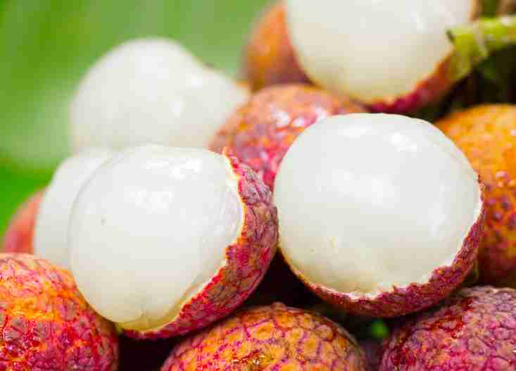 Peeled lychee